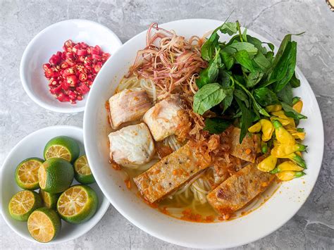  Bún Cá: Een Smakelijke Fusie van Verfrissende Vissoep en Gebakken Cracker!