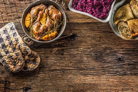   Geroosterde Eendenpoten Met Zoete Bonensaus: Een Hemelse Combinatie Van Krokante Textuur En Umami-Rijke Smaak!