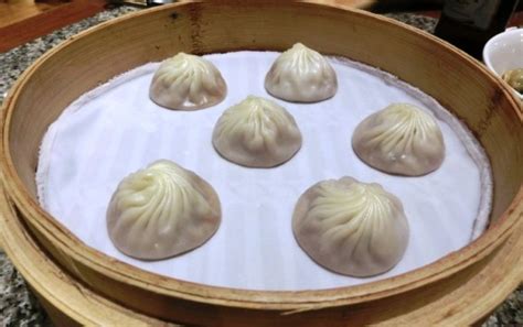   Xiao Long Bao: Een Ontzgijzeld Gebak Met Umami-Rijke Vulling Voor Uw Zintuigen!