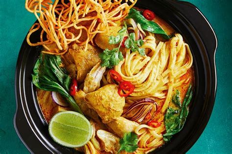  Khao Soi: Een romige curry met een knapperige noedelschijf!