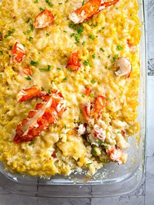  Lobster Mac & Cheese: Een Romige Zeedieren Extravaganza met een Krokante Parmezaanse Kaas topping!