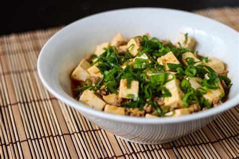 Mapo Tofu: Een pittige en verfijnde maaltijd vol umami-smaken die je smaakpapillen zullen prikkelen!