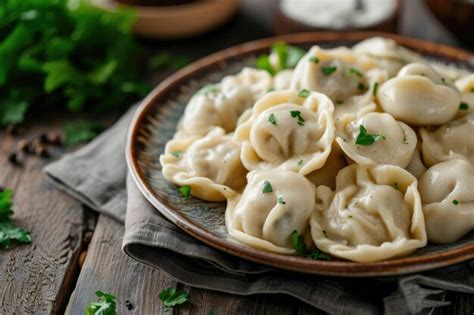  Pelmeni: Een Russisch comfortvoedsel vol hartige smaken en sappige vullingen!