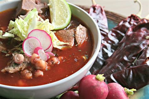 Pozole Rojo: Een romige tomatensaus ontmoet knapperig spek voor een onweerstaanbaar Mexicaans avontuur!