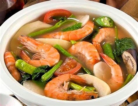 Sinigang na Hipon: Een Zuur-Zoute Schelpensoep die je Zintuigen zal Verassen!