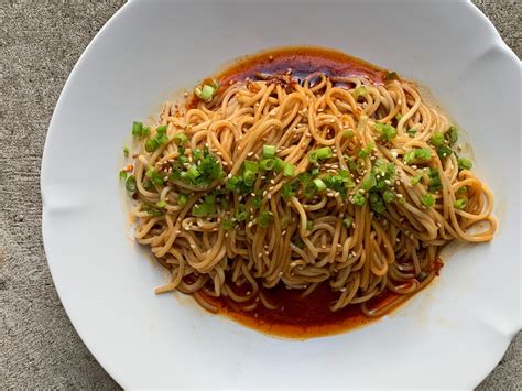  Wēng Wēi Miàn: Een Romantiek Van Gedroogde Noodles en Pittige Chili-Olie!