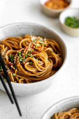  Zhangzhou Sesame Oil Noodles: Een rijke en complexe harmonie van nootachtige smaken met een aangenaam pikante kick!